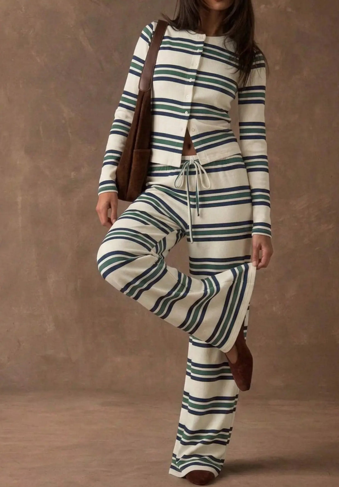 Damen Gestreiftes Strick-Lounge-Set mit tailliertem Knopfcardigan und weitem Palazzohose Shop Nory