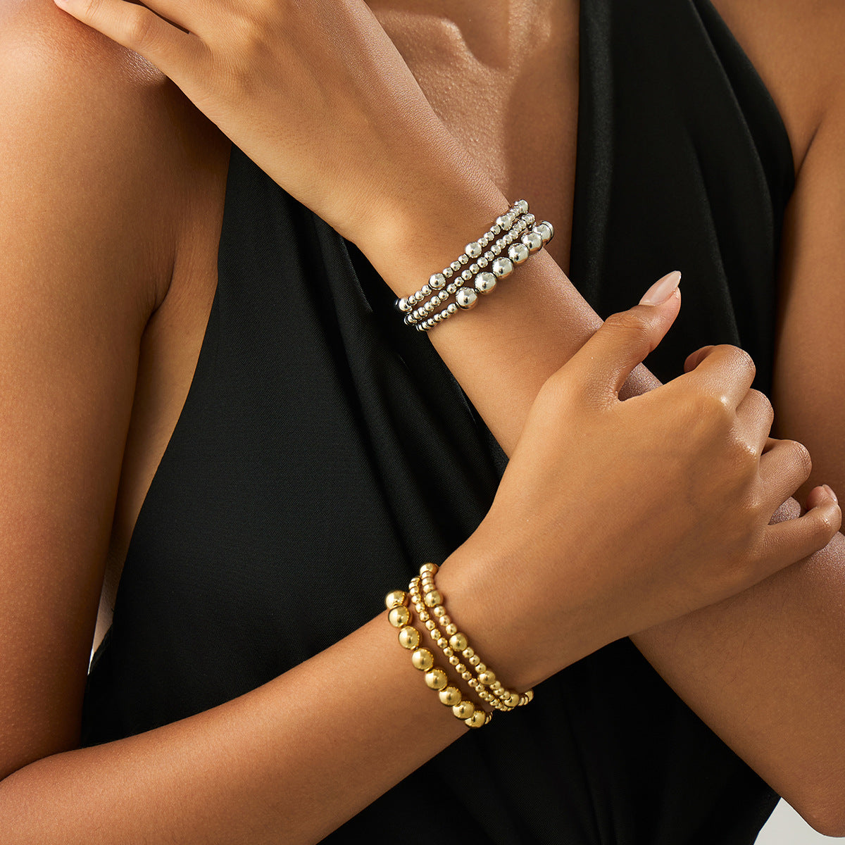 Damen mehrlagiges Armband mit Perlen und Metallakzenten Shop Nory