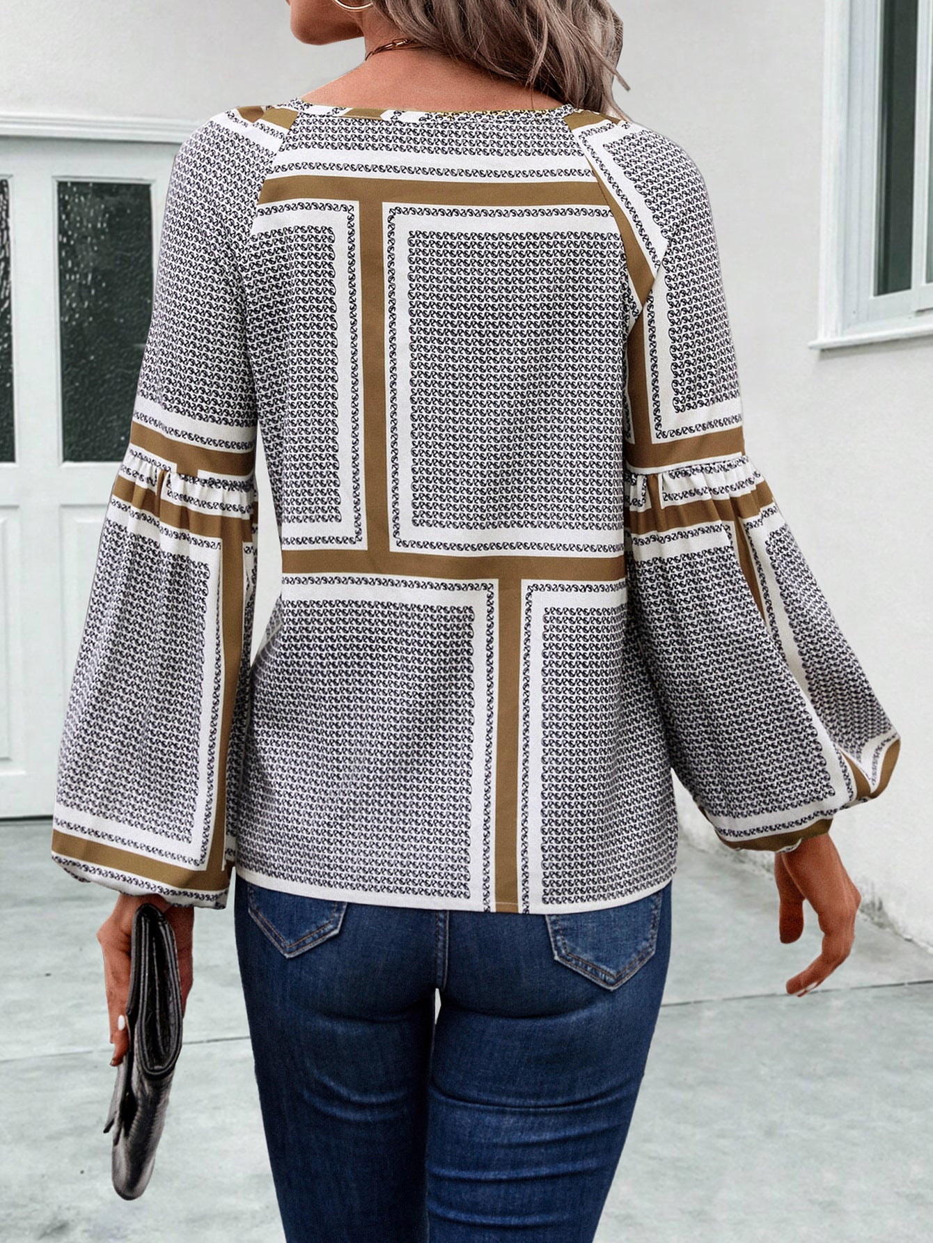 Damen Bluse mit eleganten Rüschendetails und modernem Muster