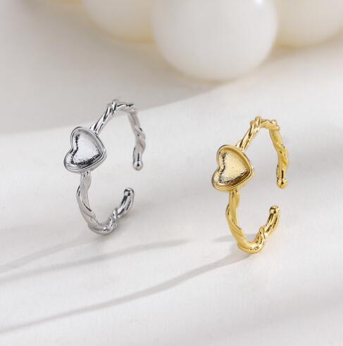 Damen Ring mit verspieltem Herzdesign und geschwungenem Band Shop Nory
