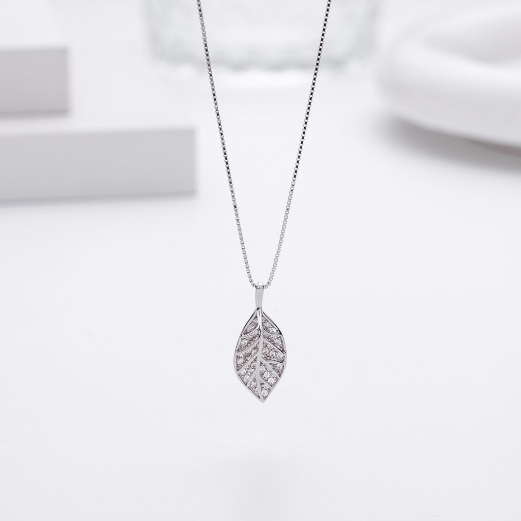 Damen Halskette mit filigranem Blätterdesign und hochwertigem Zirkonbesatz Shop Nory