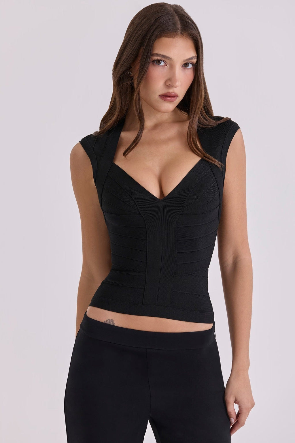 Damen figurformendes Top mit modernem V-Ausschnitt und hochwertigem Material