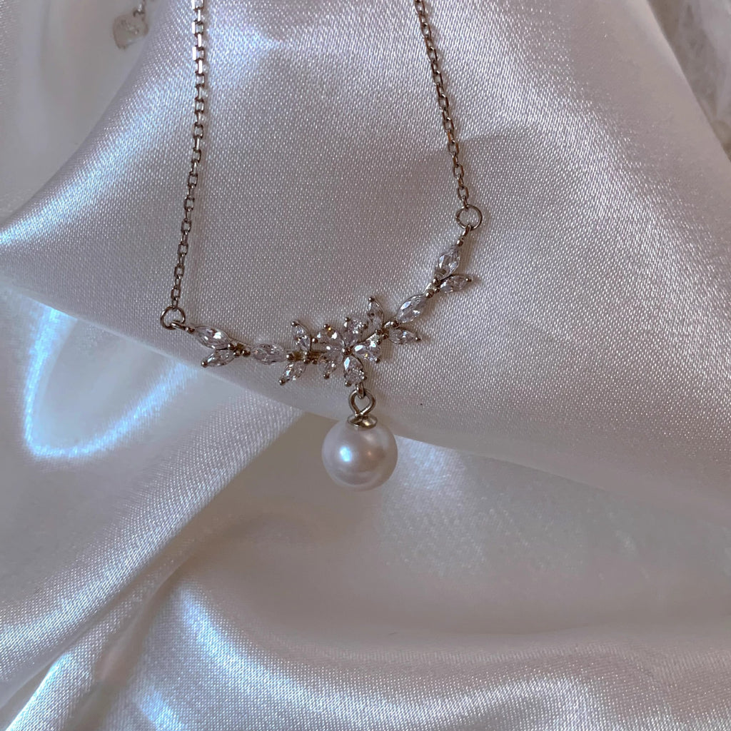 Damen Halskette aus hochwertigem Silber mit elegantem Blüten-Design Shop Nory