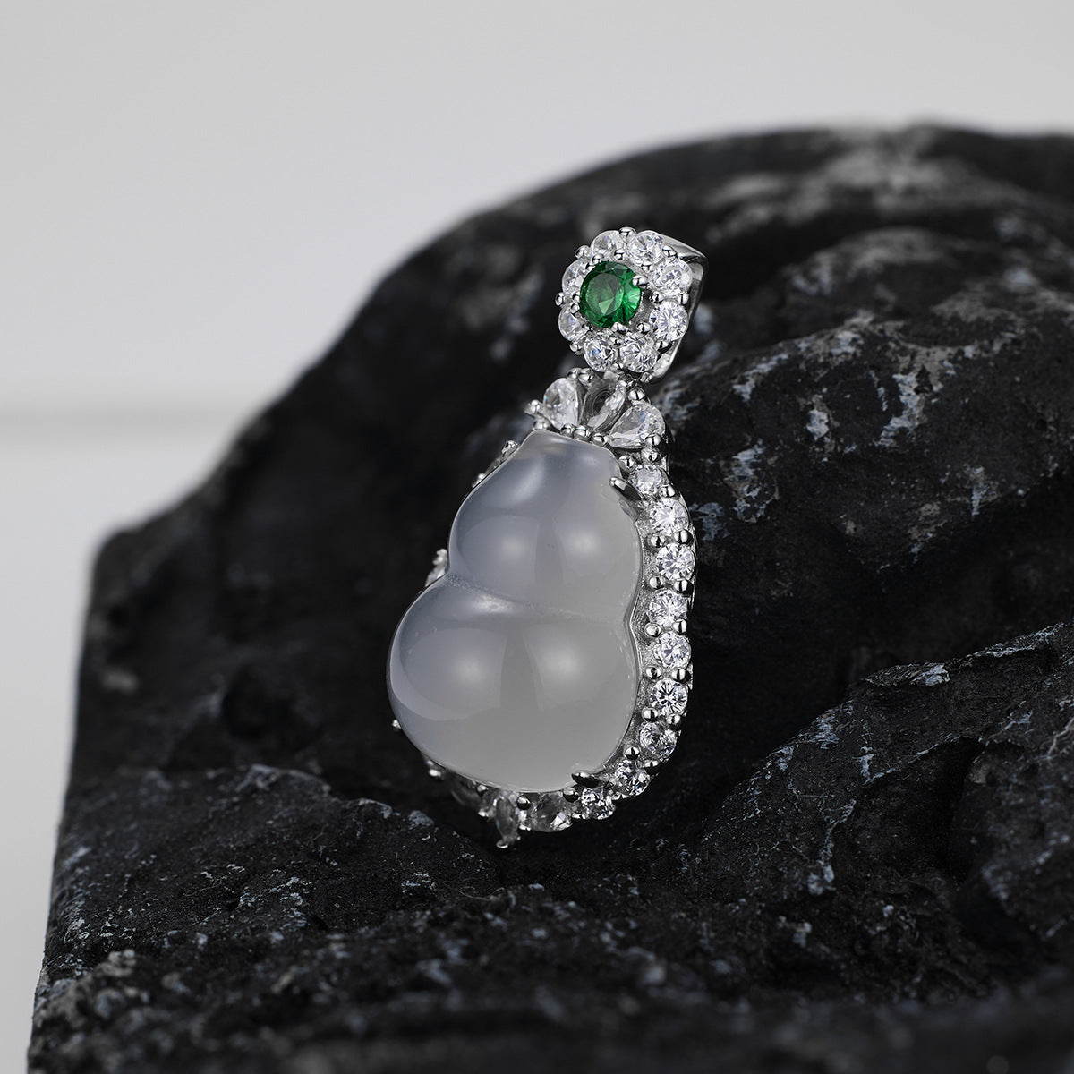 Damen Anhänger mit edlem Jade-Edelstein und funkelnden Zirkonia Shop Nory