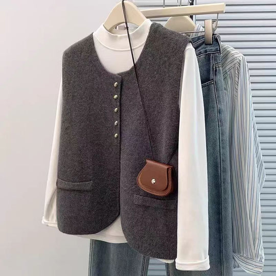 Damen Kurzgeschnittene Ärmellose Strickweste mit Perlenknopfleiste und aufgesetzten Taschen Shop Nory