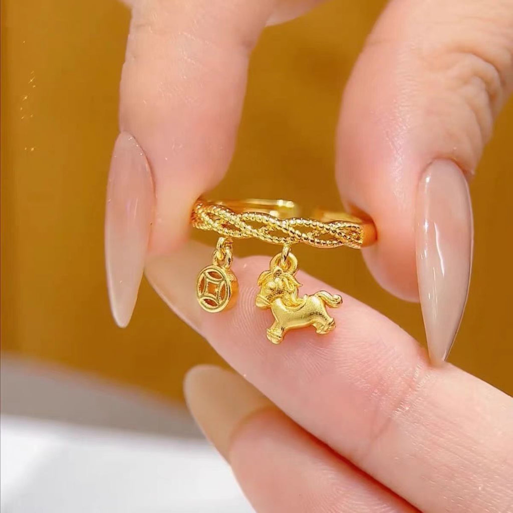 Damenring mit verspieltem Charme und tierischen Motivanhängern Shop Nory