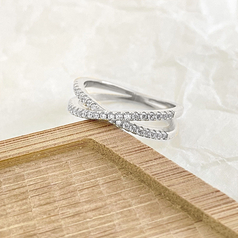 Damenring mit elegantem verschlungenem Design und funkelnden Kristallen Shop Nory