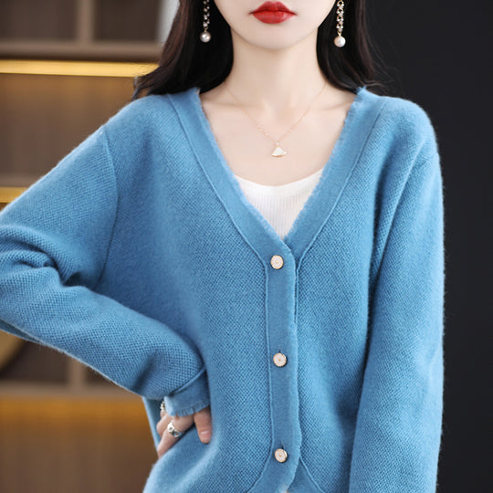 Damen Kurzgeschnittener V‑Ausschnitt‑Cardigan mit feinem Flor und Perlmuttknöpfen Shop Nory