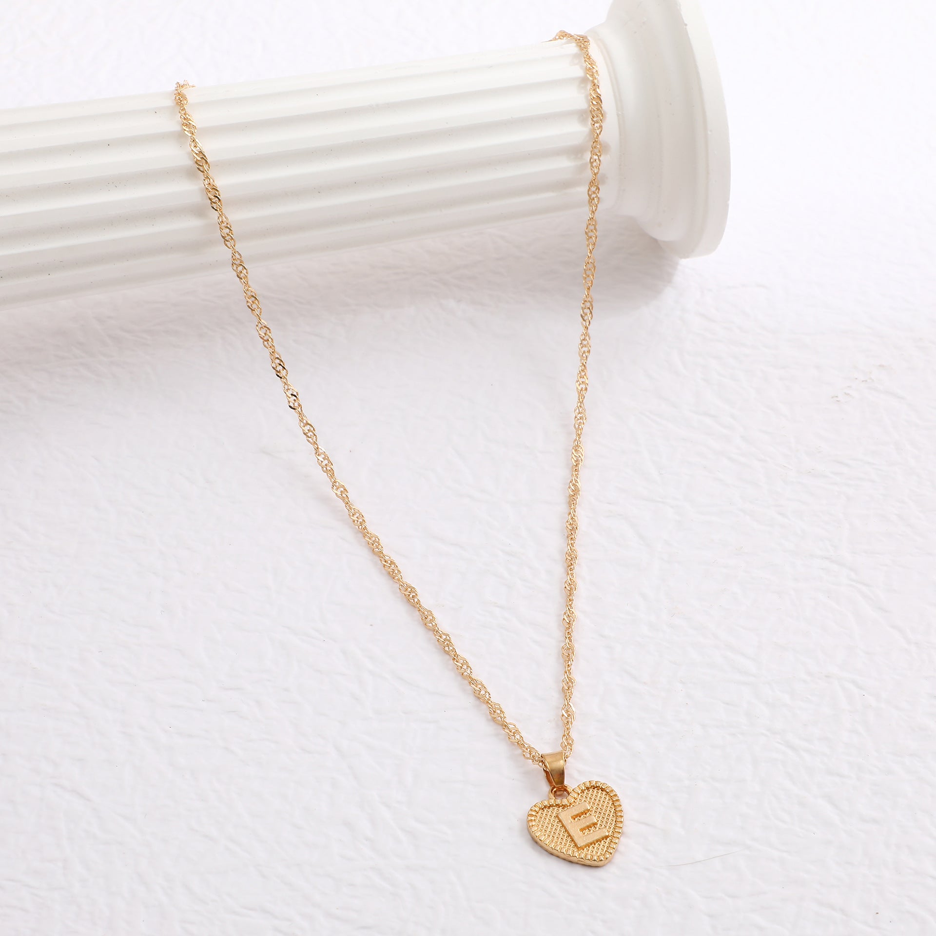 Damen Halskette mit herzförmigem Anhänger und kunstvollem Design Shop Nory