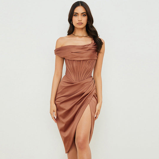Damen Figurumspielendes Cocktailkleid mit asymmetrischem Schnitt und hohem Schlitz