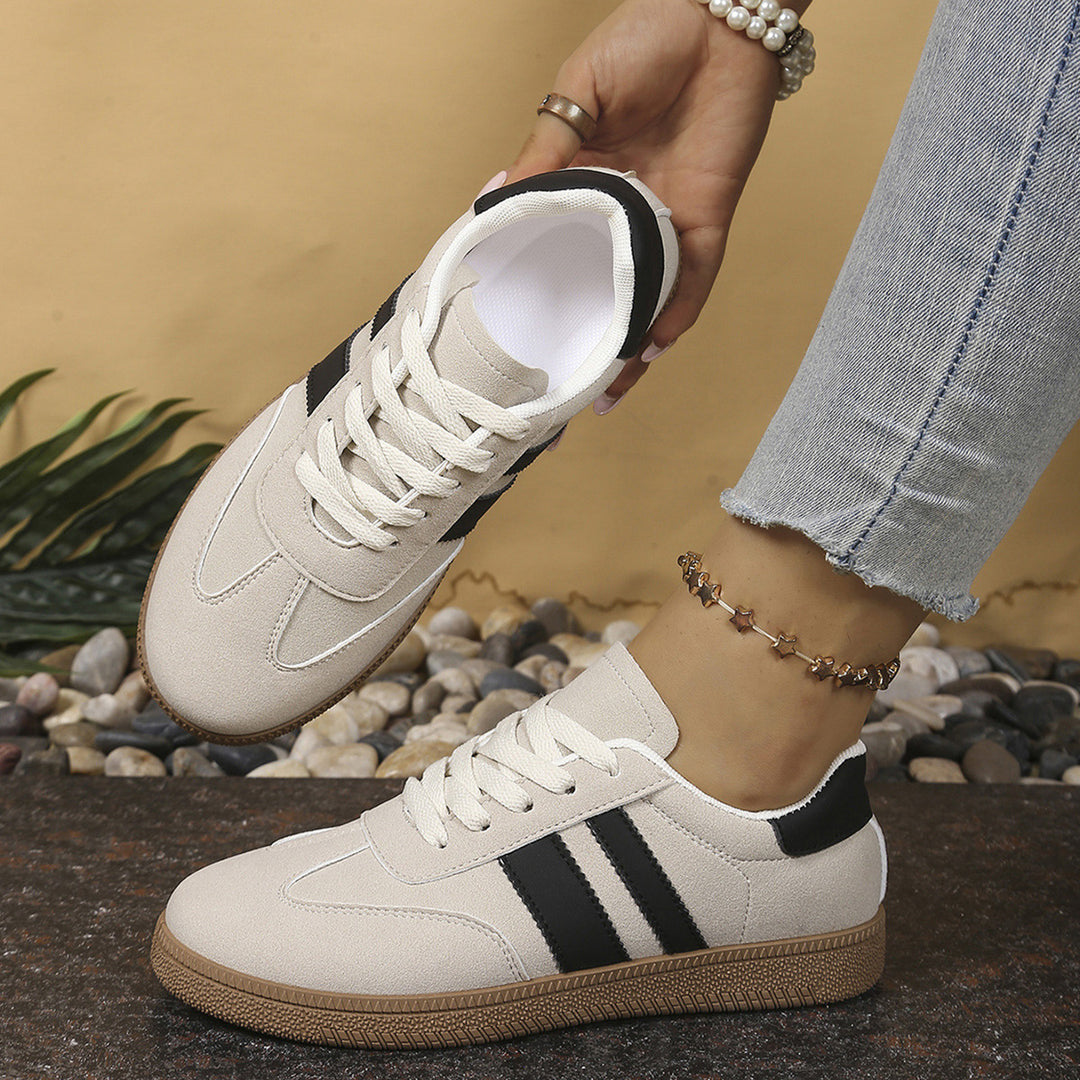 Damen Retro-Sneaker mit Wildleder-Optik, Gumsohle und kontrastierenden Streifen Shop Nory
