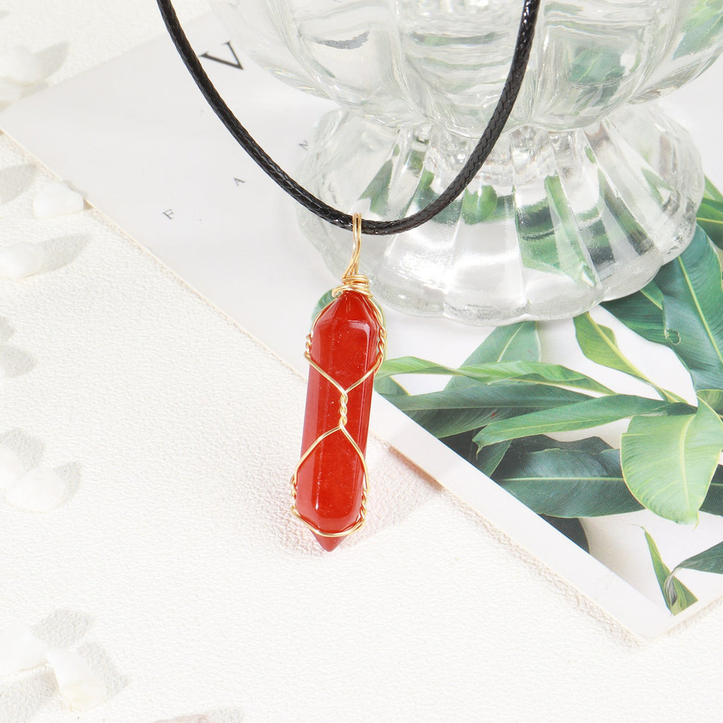 Damen Halskette mit handgefertigtem Karneol-Anhänger und goldfarbener Drahtwickelung Shop Nory