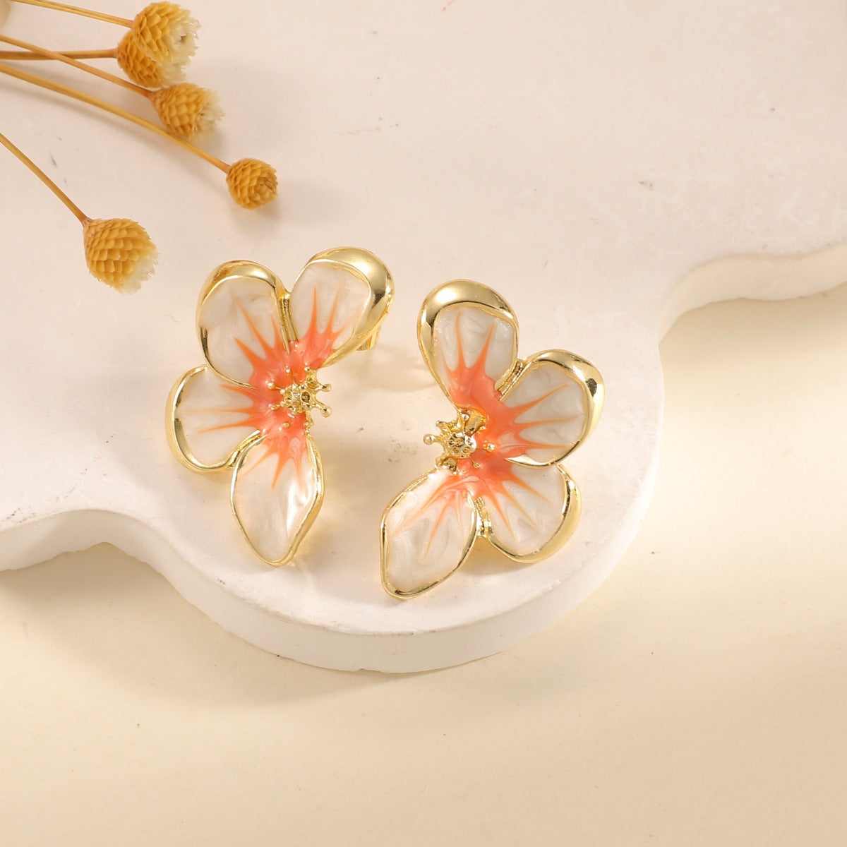 Damen Ohrclips im eleganten floralen Design mit glänzender Beschichtung Shop Nory