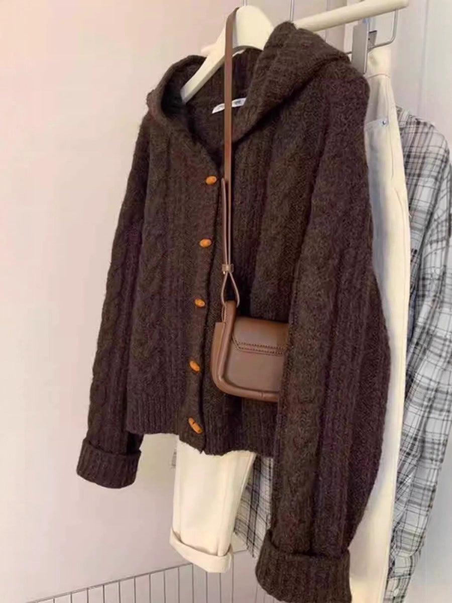 Damen Kapuzen-Strickjacke mit Zopfstrick, Holzknopfleiste und kastiger Silhouette Shop Nory