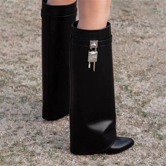 Damen kniehohe Lederstiefel mit konischem Schaft und Schloss-Applikation Shop Nory