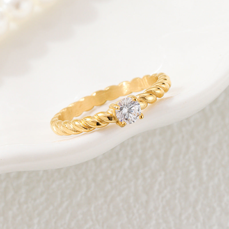 Damen eleganter Ring mit gedrehtem Design und funkelndem Stein Shop Nory