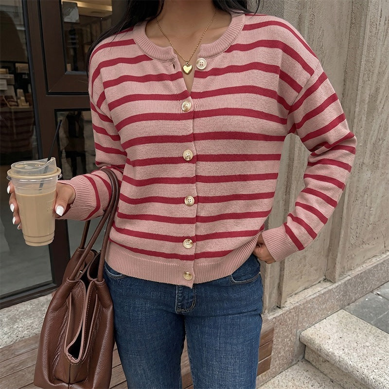 Damen Gestreifter Feinstrick-Knopfcardigan mit Rundhalsausschnitt, taillierter Silhouette und Rippenbündchen Shop Nory