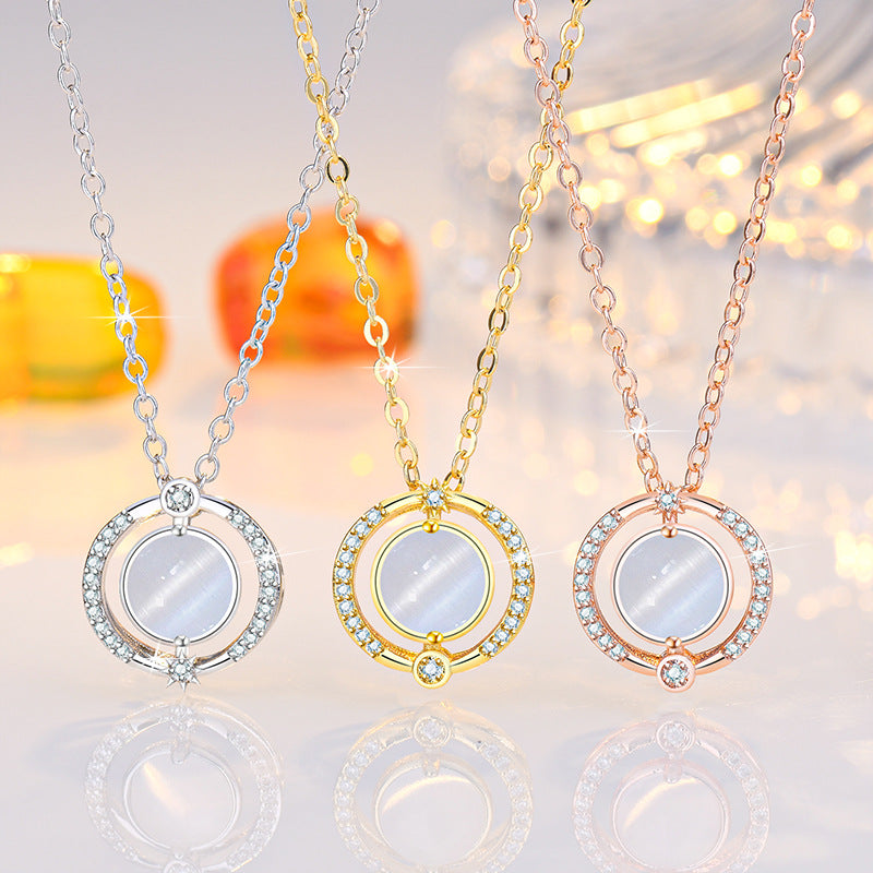 Damen Halskette mit kunstvollem rundem Anhänger und funkelnden Zirkonia-Details Shop Nory