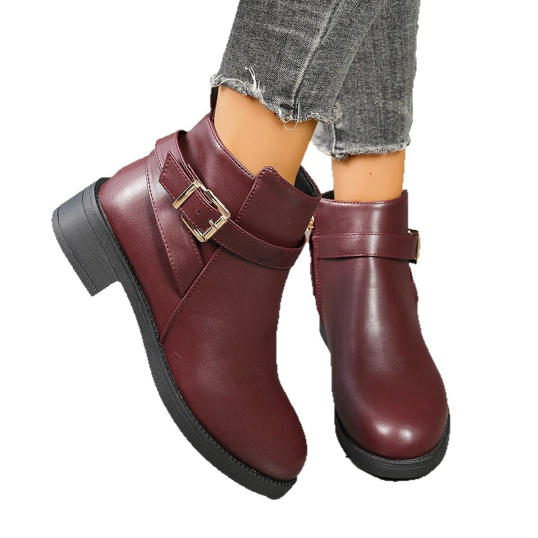 Damen kurze Biker-Stiefelette mit dekorativer Schnallenlasche, seitlichem Reißverschluss und gepolstertem Komfortfußbett Shop Nory