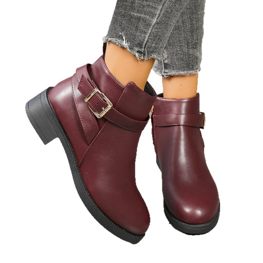 Damen kurze Biker-Stiefelette mit dekorativer Schnallenlasche, seitlichem Reißverschluss und gepolstertem Komfortfußbett Shop Nory