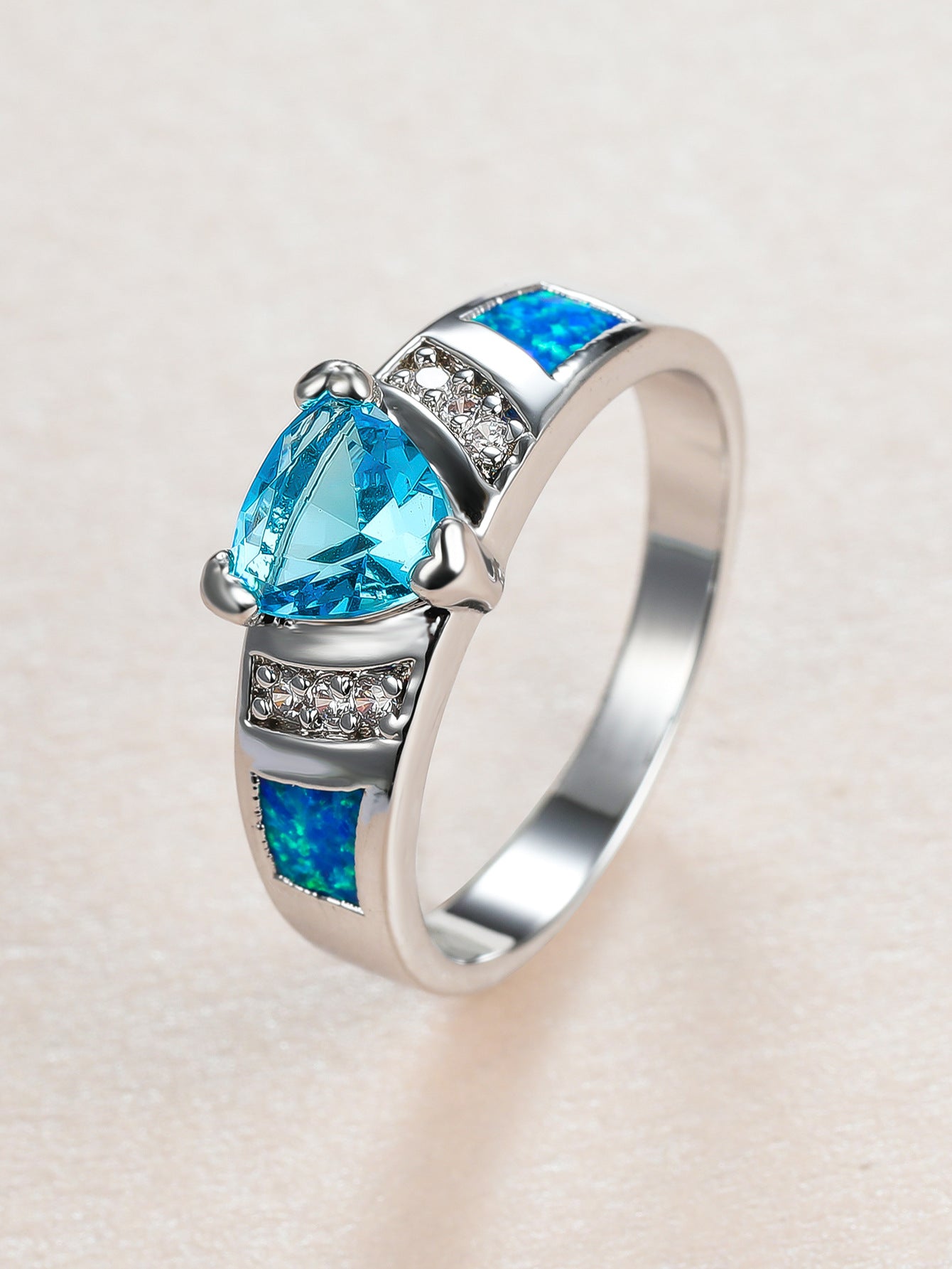 Damen Ring mit kunstvollem, dreieckigem Aquamarin und glitzernden Zirkonia-Elementen Shop Nory