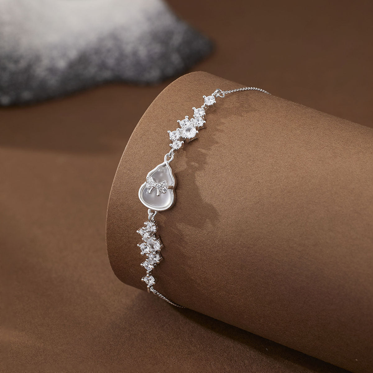 Damen Armband mit elegantem Herzdesign und funkelnden Zirkonia Shop Nory