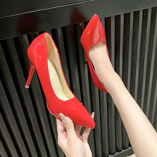 Damen Spitz zulaufende Lack-Pumps mit skulpturellem Stiletto-Absatz und Kontrastlaufsohle Shop Nory