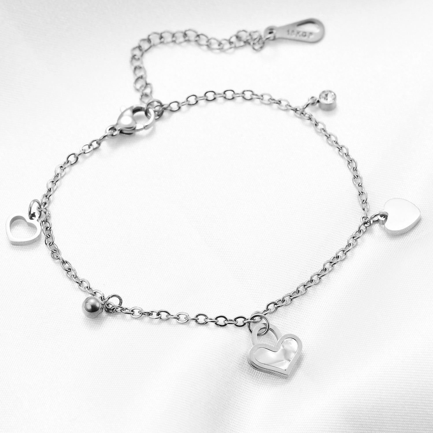Damen Armband mit herzförmigen Anhängern und funkelnden Zirkonia Shop Nory