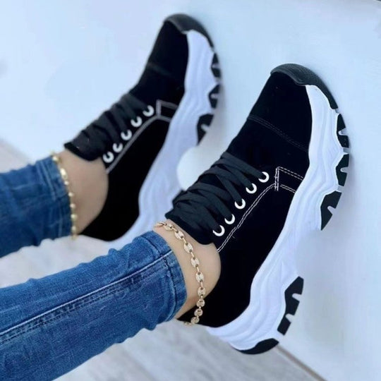 Damen Plateau-Sneaker mit markanter Profilsohle und Kontrastnähten Shop Nory