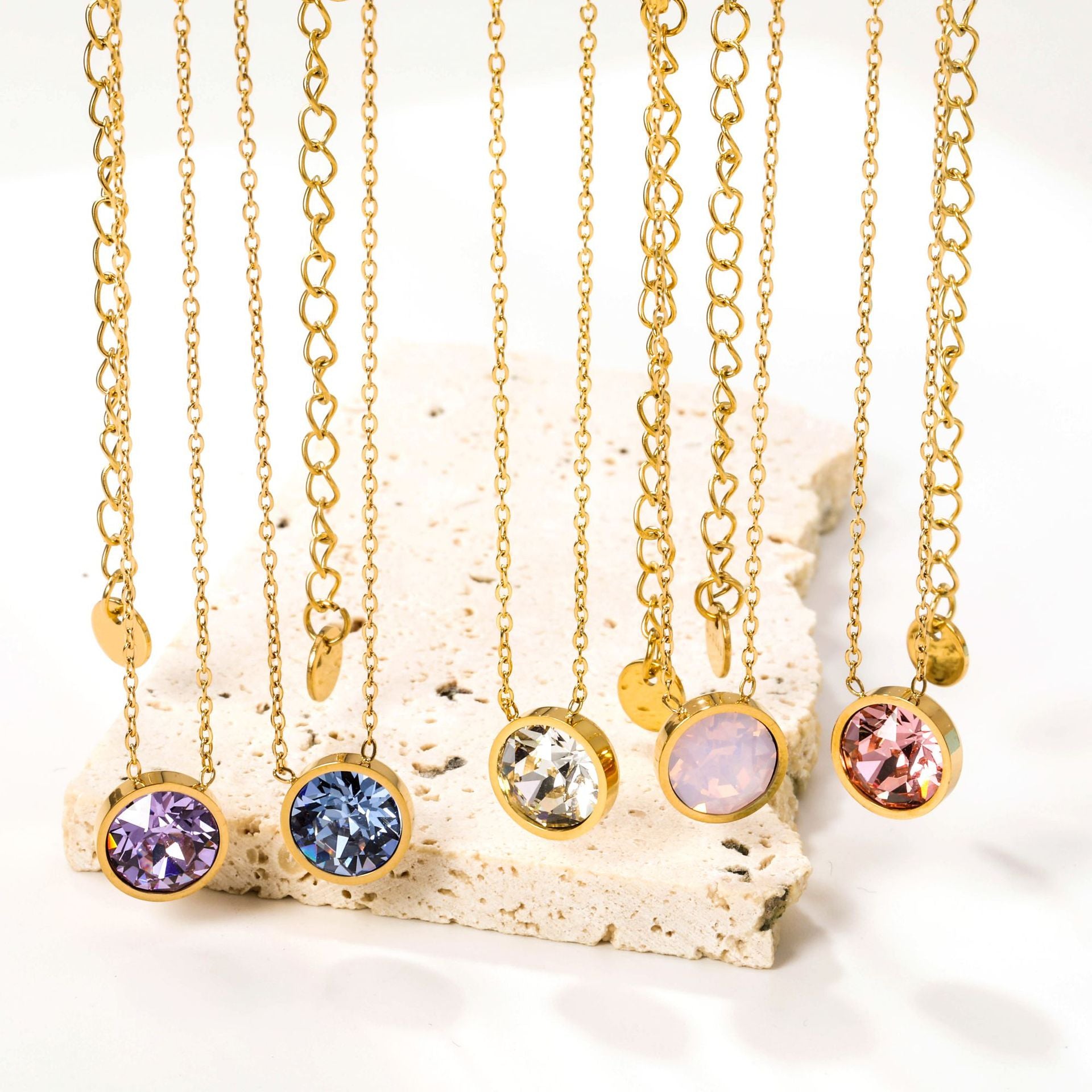 Damen Halskette mit funkelndem Kristallanhänger und eleganter Gliederkette Shop Nory