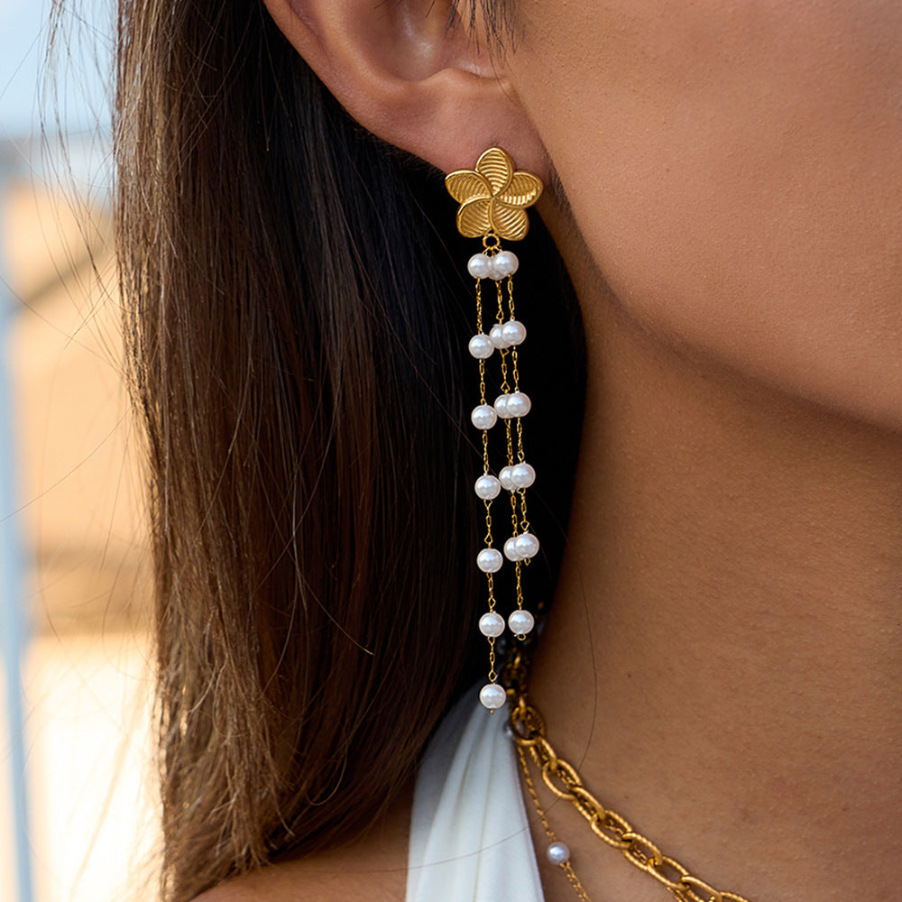 Damen Ohrhänger mit elegantem Blumenmotiv und schimmernden Perlen Shop Nory