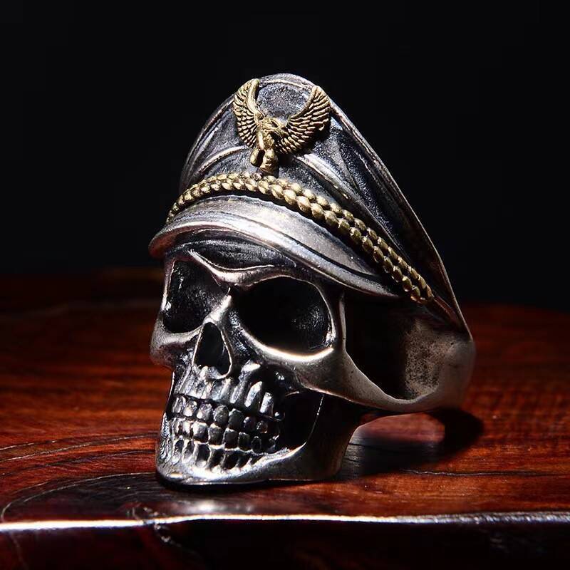 Herren Ring im kunstvollen Totenkopfdesign mit detailreicher Gravur Shop Nory
