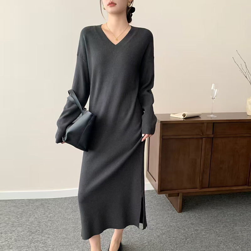 Damen Langes Feinstrick-Midikleid mit V‑Ausschnitt, Seitenschlitz und entspannter Silhouette Shop Nory