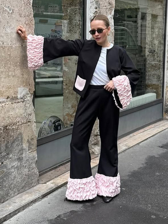 Damen Kurzblazer mit kontrastierenden Rüschensäumen, rundem Ausschnitt und verdeckter Knopfleiste Shop Nory