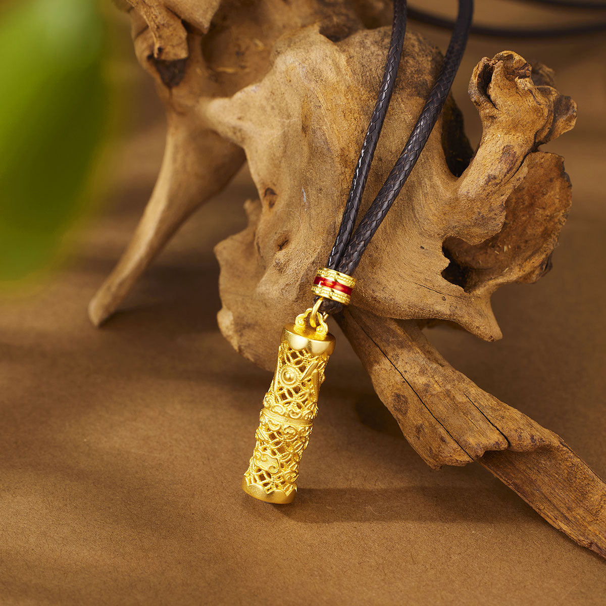 Damen exklusive Halskette mit kunstvollem Anhänger aus Gold und dekorativer Lederkette Shop Nory