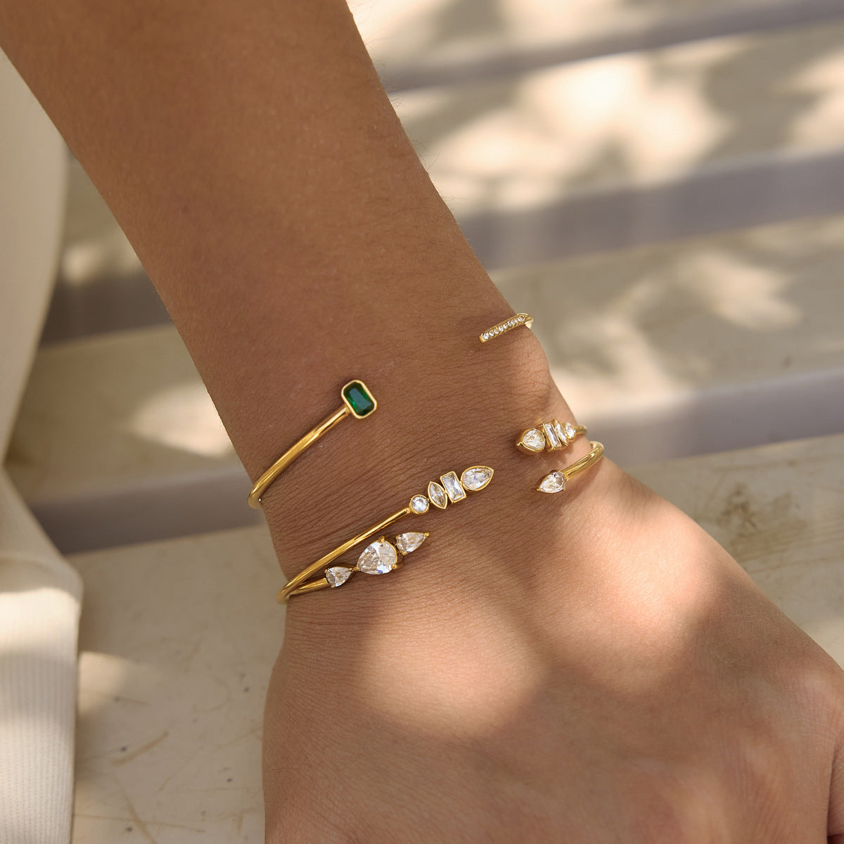 Damen Offenes Armband mit funkelnden Kristallen und hypoallergener Edelstahlverarbeitung Shop Nory
