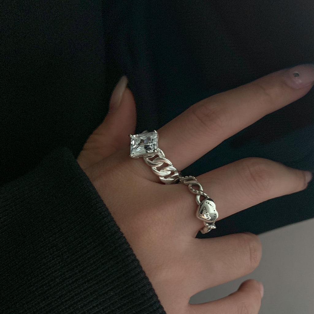 Damenring mit kunstvollem Zopfdesign und facettiertem Edelstein Shop Nory