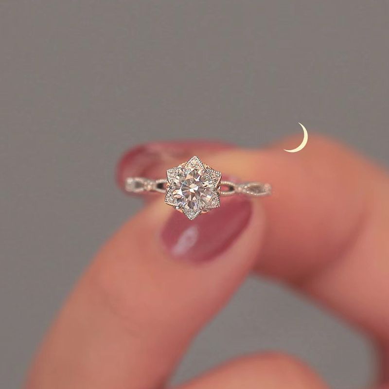 Damen eleganter Ring mit filigranem Design und funkelndem Hauptstein Shop Nory