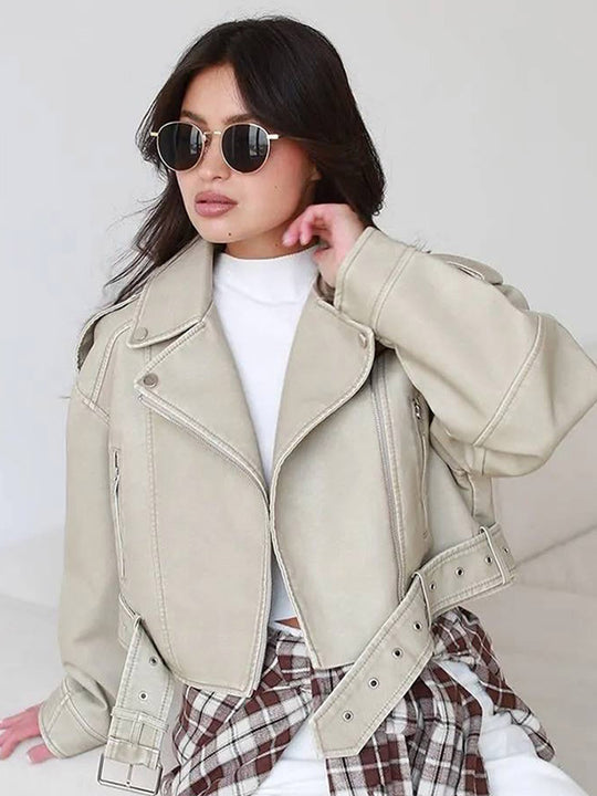Damen Kurzschnitt Bikerjacke aus veganem Kunstleder mit breitem Taillengürtel und sichtbaren Ziernähten Shop Nory