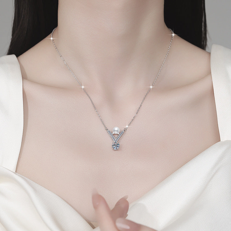 Damen Halskette mit elegantem V-Design und strahlendem Zirkonia Shop Nory