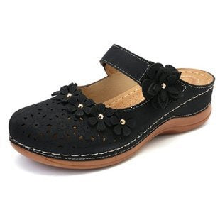Damen Blumenverzierte Komfort-Pantolette mit Lochmuster, verstellbarem Klettriemen und gepolstertem Fußbett Shop Nory