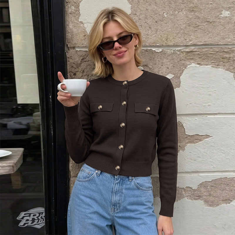 Damen Kurzgeschnittener Feinstrick-Cardigan mit Zierpatten und goldfarbenen Knöpfen Shop Nory