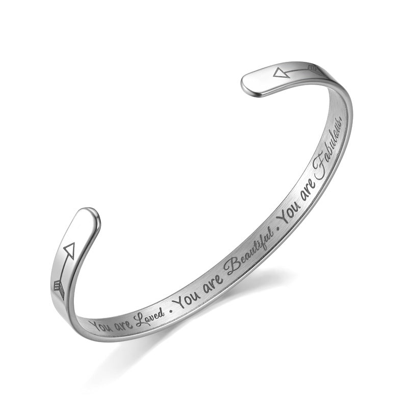 Damen Armreif mit inspirierendem Schriftzug und eleganter Edelstahloberfläche Shop Nory