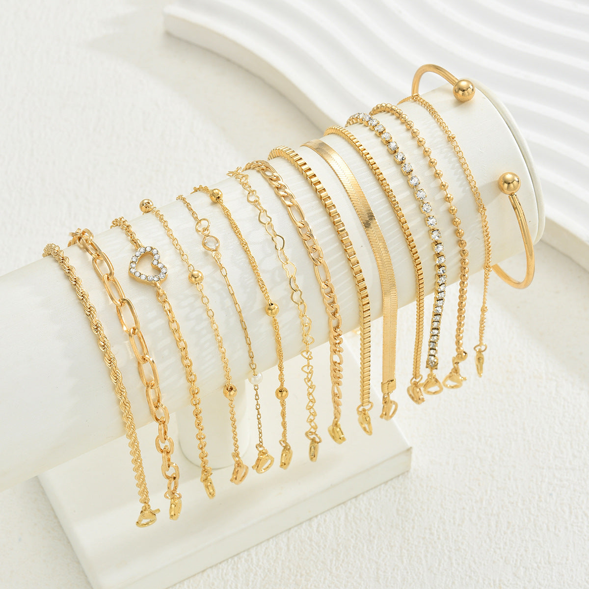 Damen Armband-Set mit glänzenden Gold- und zarten Perlendetails Shop Nory