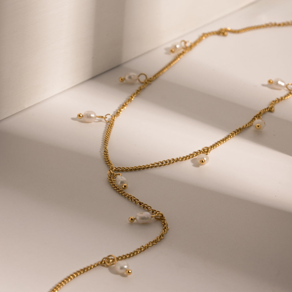 Damen Halskette mit elegantem Tropfenanhänger und feinen Perlenakzenten Shop Nory