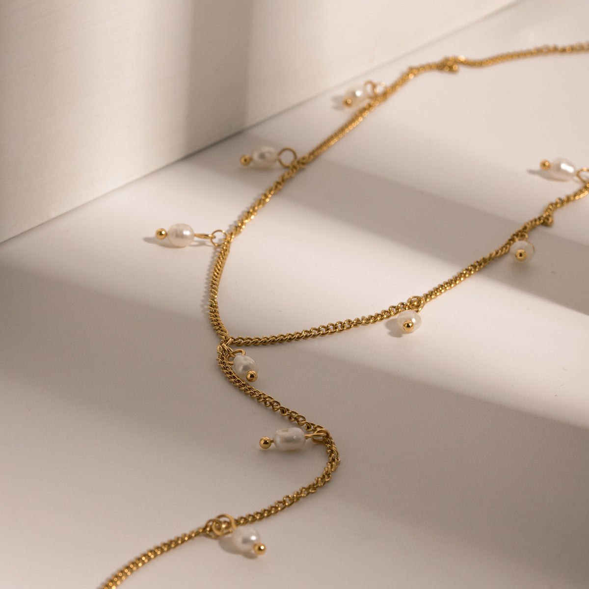 Damen Halskette mit elegantem Tropfenanhänger und feinen Perlenakzenten Shop Nory