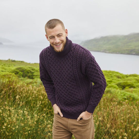 Herren Strickpullover mit Stehkragen und Kabelmuster