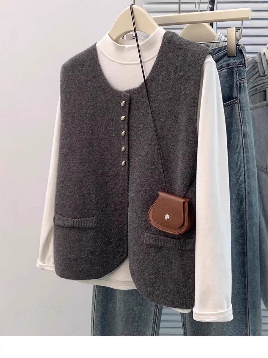 Damen Kurzgeschnittene Ärmellose Strickweste mit Perlenknopfleiste und aufgesetzten Taschen Shop Nory