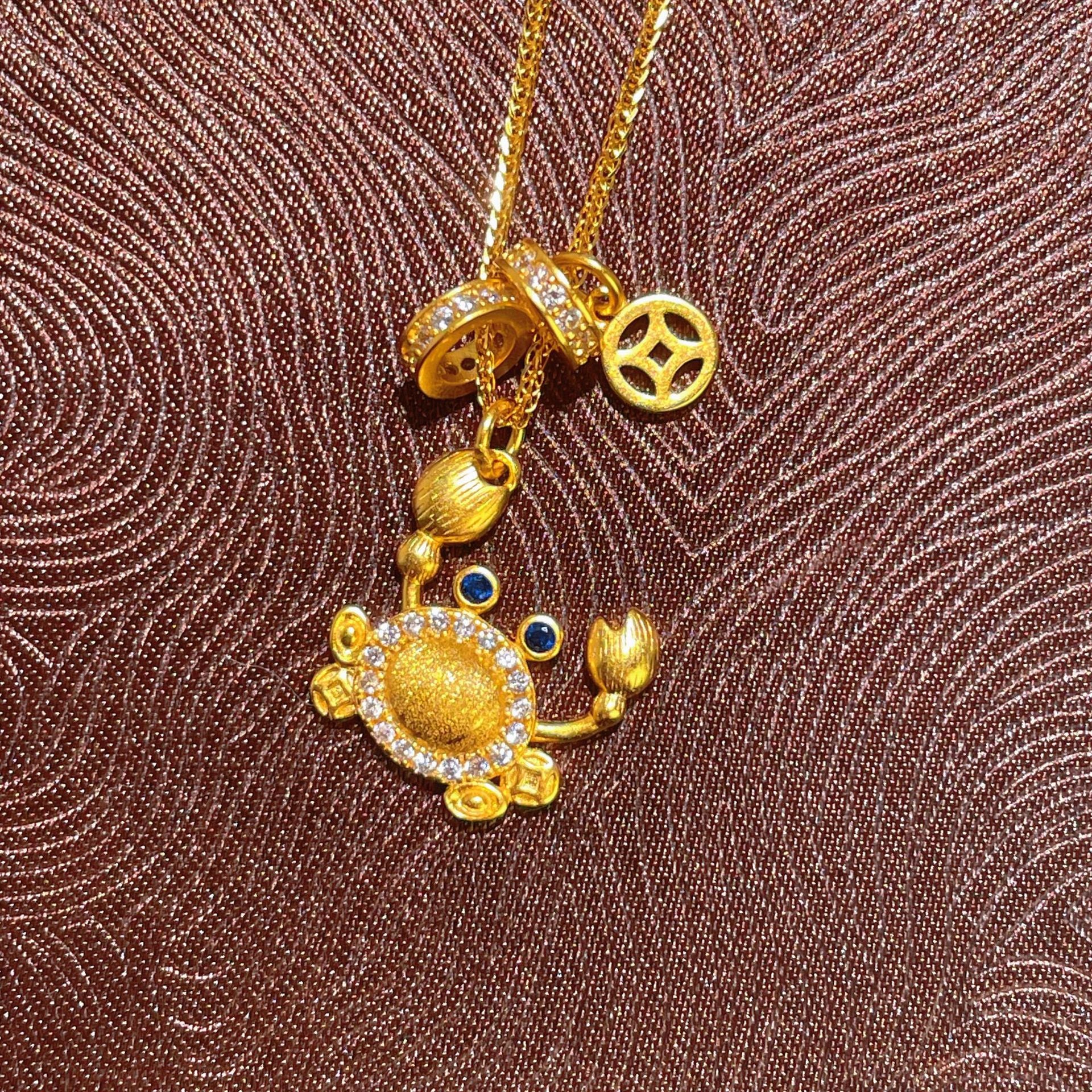 Damen Halskette mit kreativem Krabbenanhänger und funkelnden Zirkonia Shop Nory