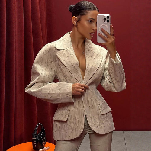 Damen Taillierter Blazer mit Federnstruktur und markanter Schulterpartie Shop Nory